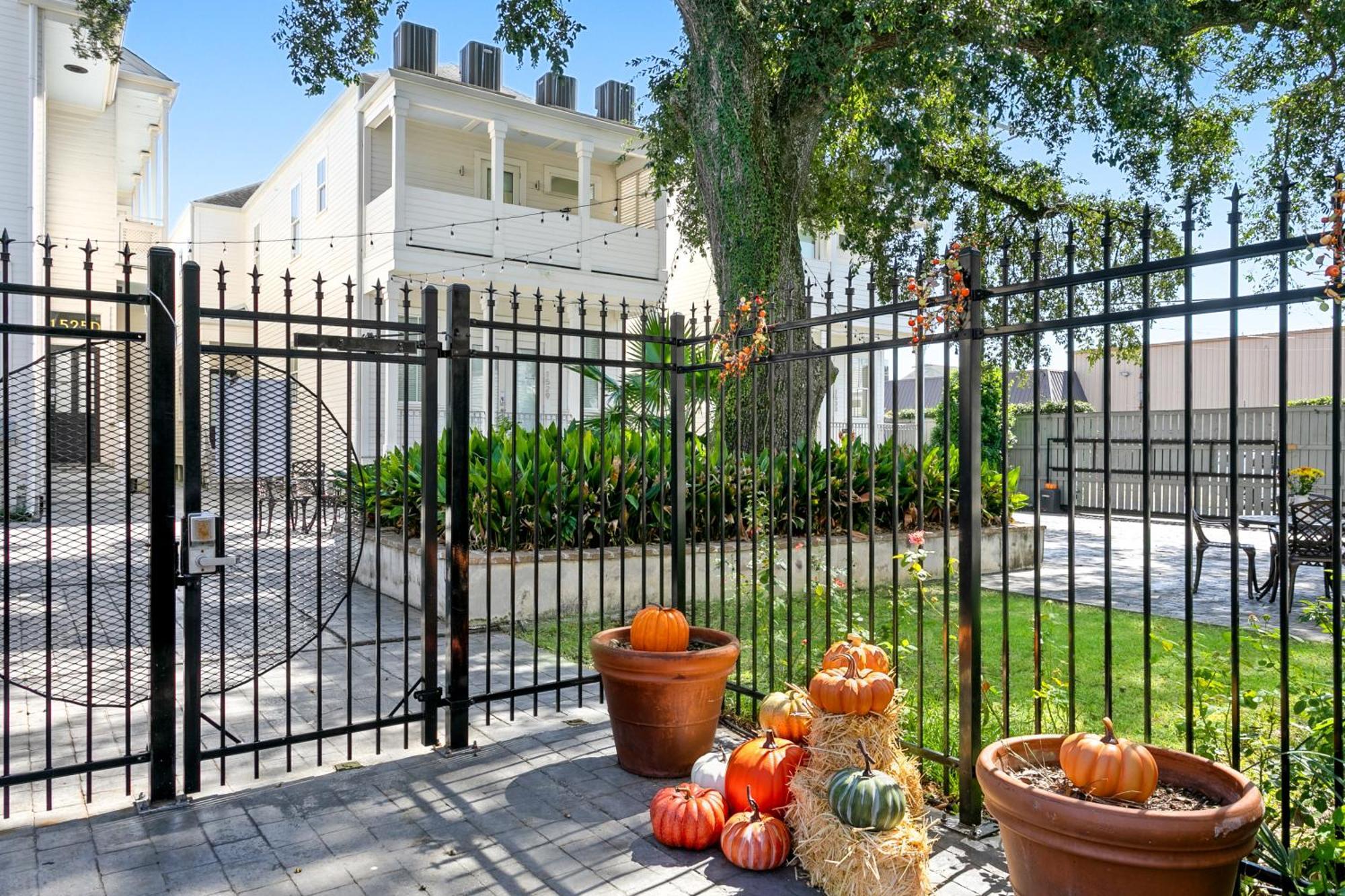 Modern 2BR on Carondelet by Hosteeva Appartement New Orleans Buitenkant foto