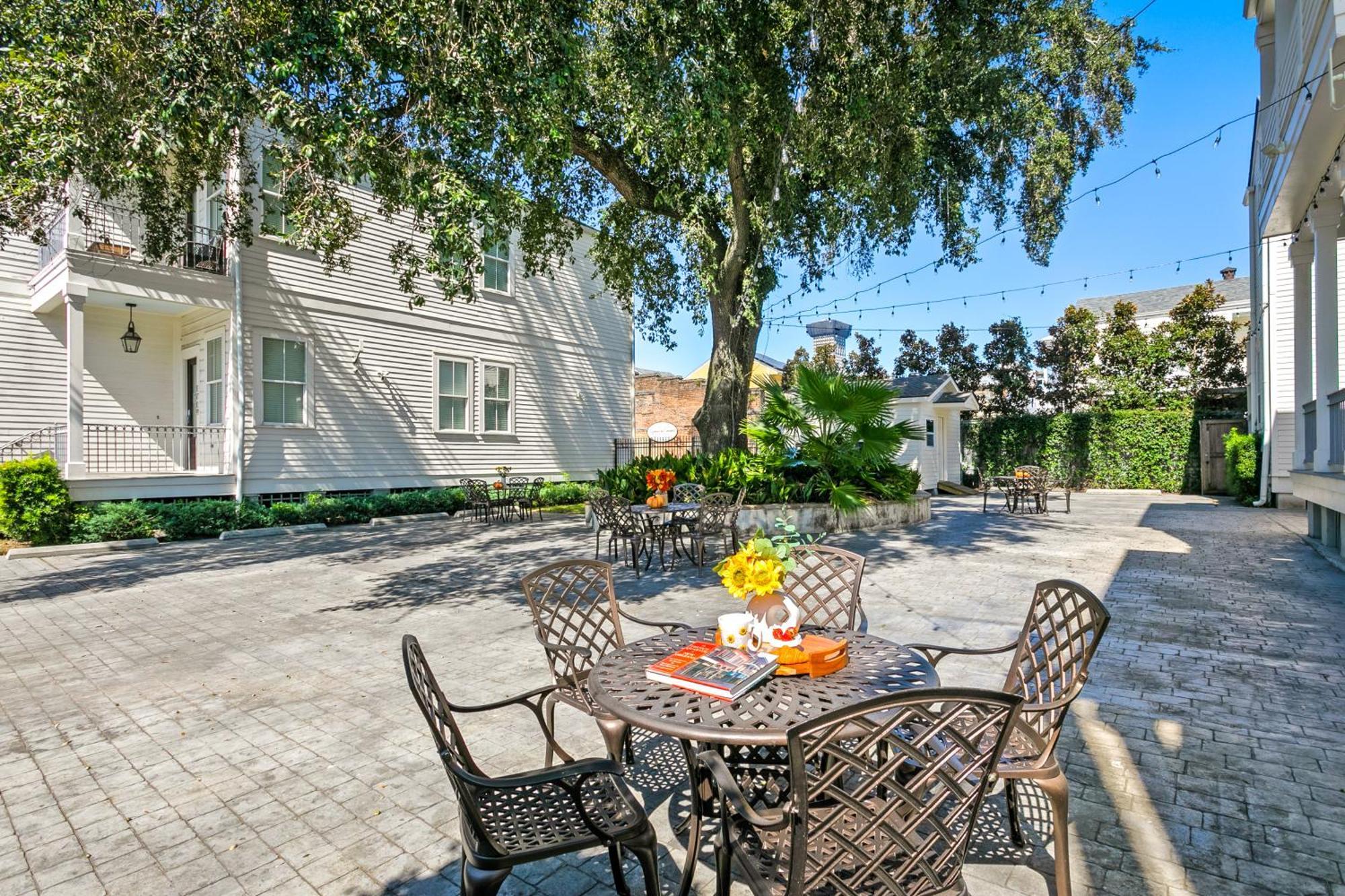 Modern 2BR on Carondelet by Hosteeva Appartement New Orleans Buitenkant foto