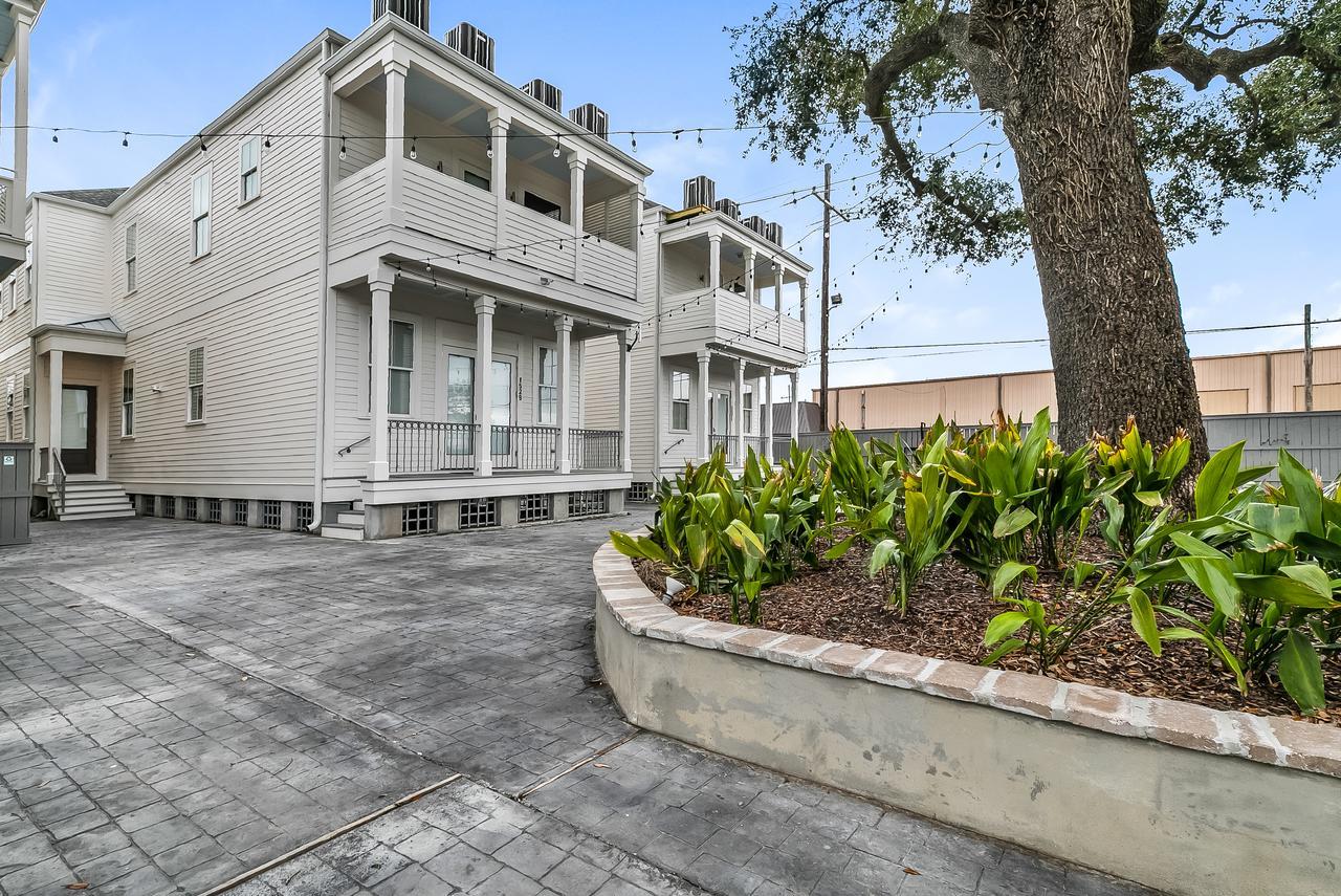 Modern 2BR on Carondelet by Hosteeva Appartement New Orleans Buitenkant foto
