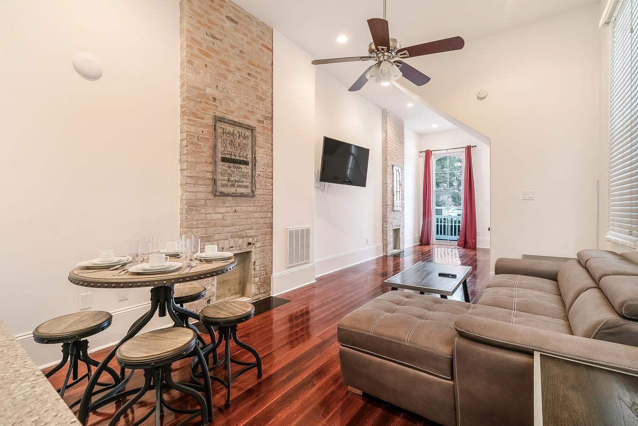 Modern 2BR on Carondelet by Hosteeva Appartement New Orleans Buitenkant foto