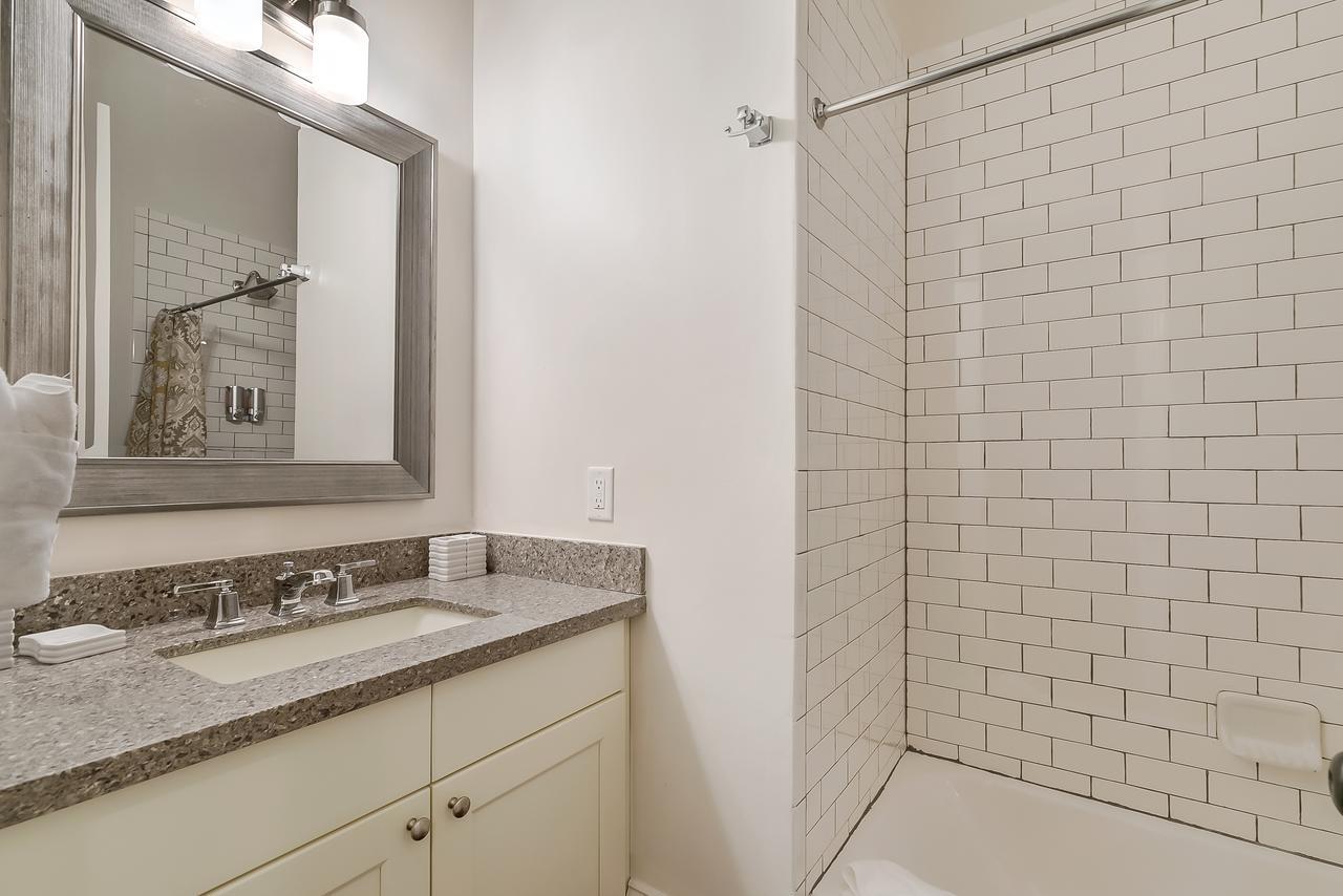 Modern 2BR on Carondelet by Hosteeva Appartement New Orleans Buitenkant foto